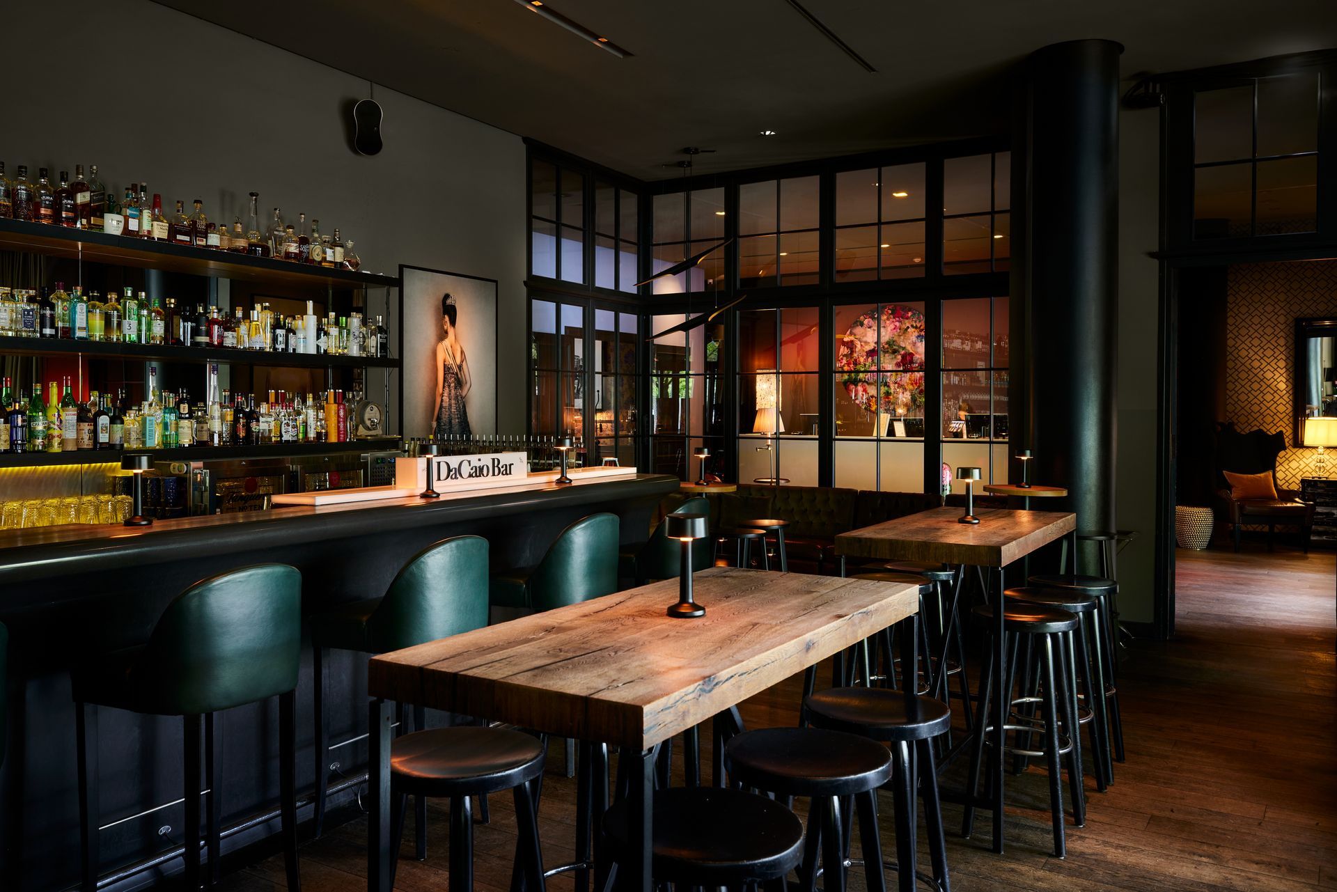 Stehtische und Bartresen in der Bar DaCaio 