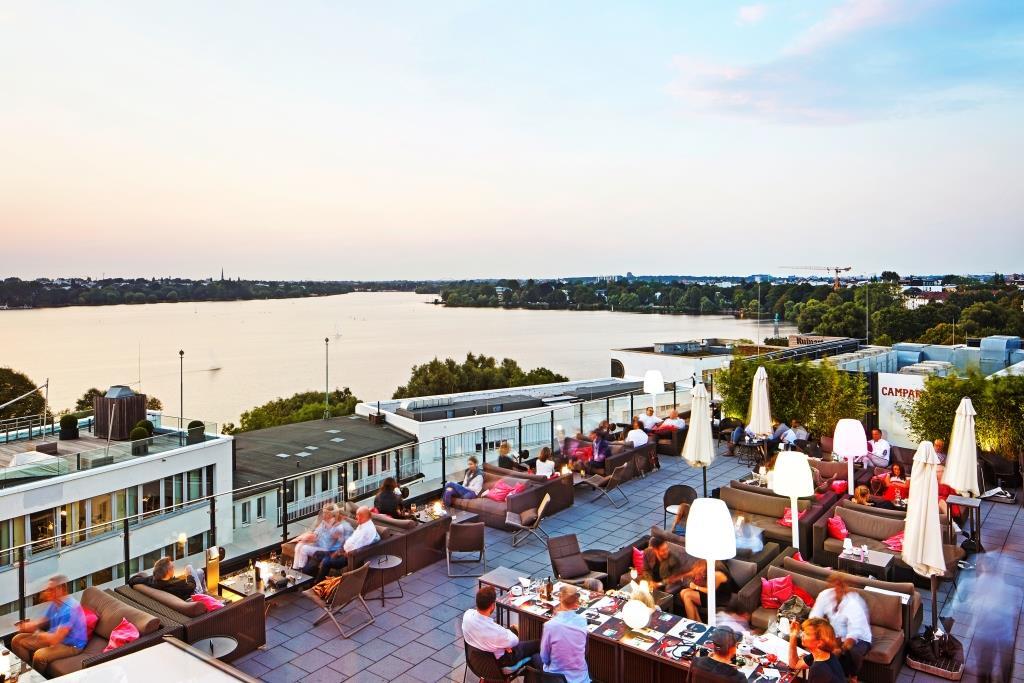 Dachterrasse mit Blick auf die Außenalster im The George