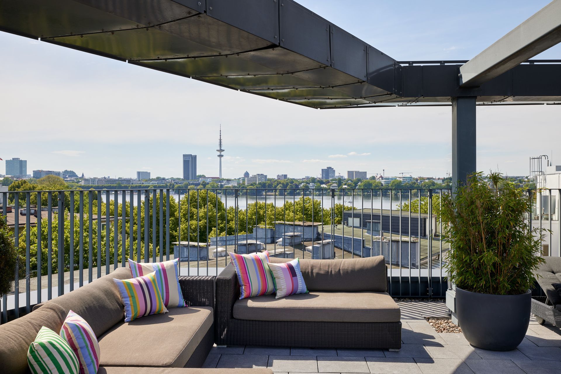 Saunaterrasse mit Sitzecke und Blick auf die Alster 