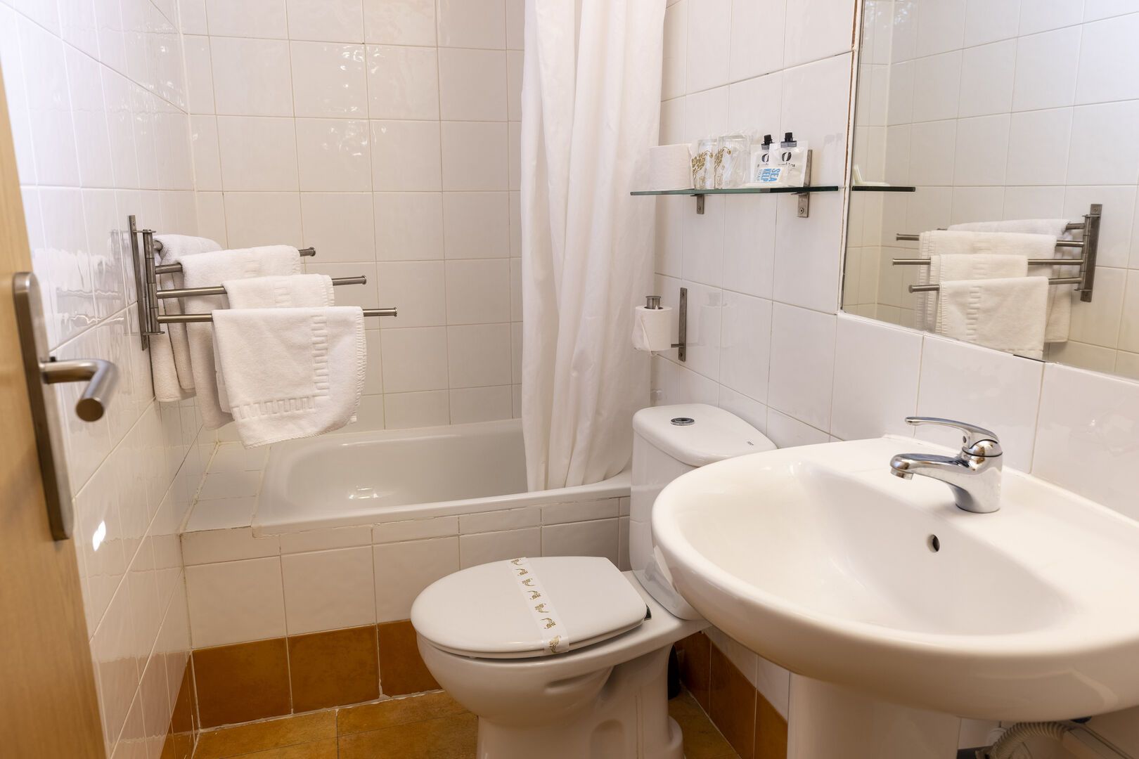 Un baño con inodoro, lavabo y bañera.