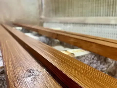 Un primer plano de una barandilla de madera en una vía de tren.