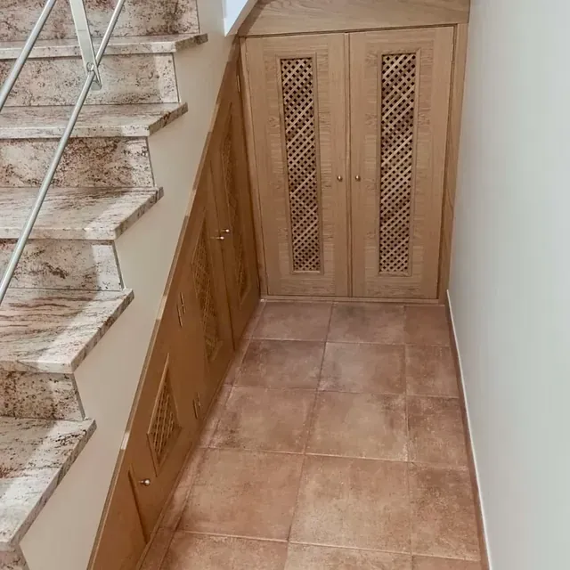 Un pasillo con escaleras que conducen al segundo piso.