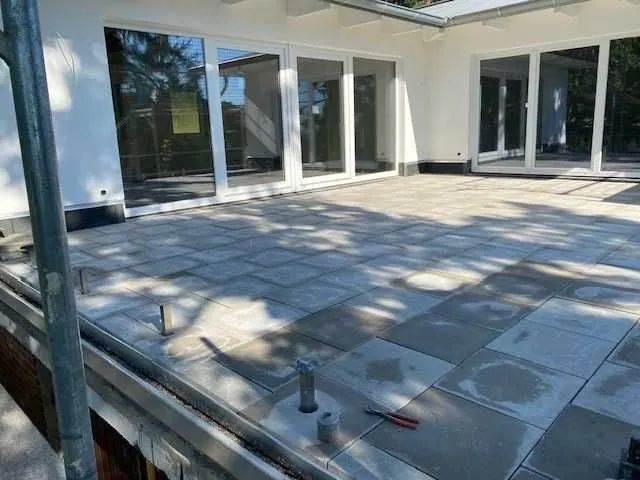 Vor einem Haus wird eine Terrasse gebaut.