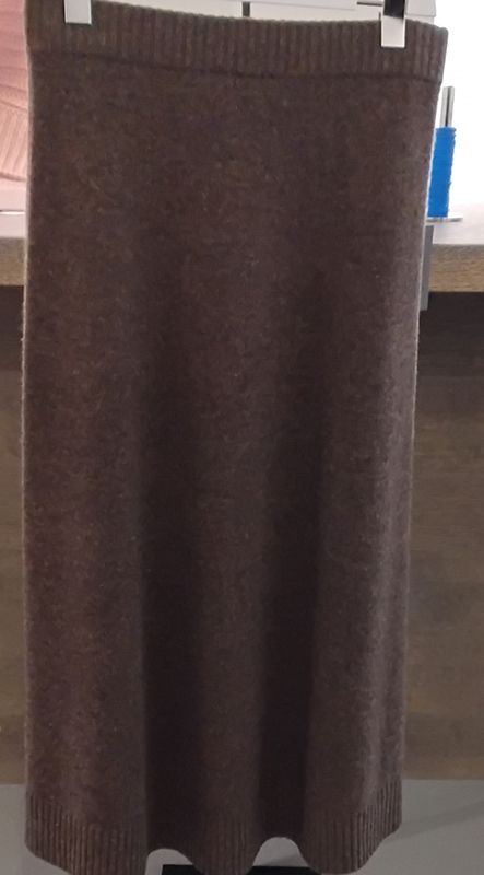 Brauner Maxirock aus Strick.