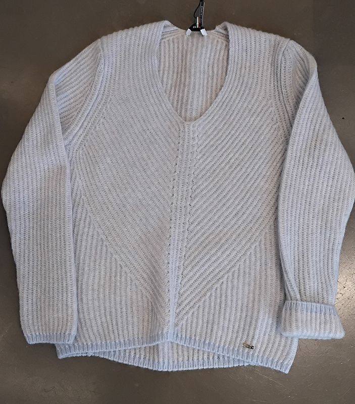 Hellblauer Pullover mit V-Ausschnitt, gerippten Bündchen und diagonalem Nähmuster.