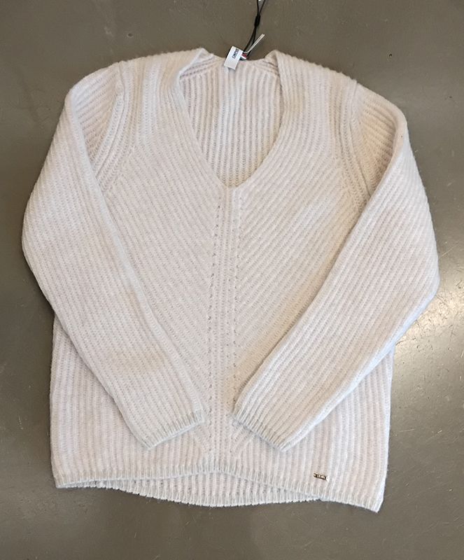 Cremefarbener Pullover mit V-Ausschnitt, gerippter Struktur, langen Ärmeln und kleinem Etikett.
