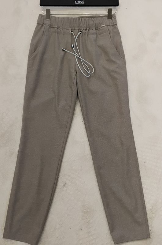 Graue Hose mit Kordelzugbund auf einem Kleiderbügel.