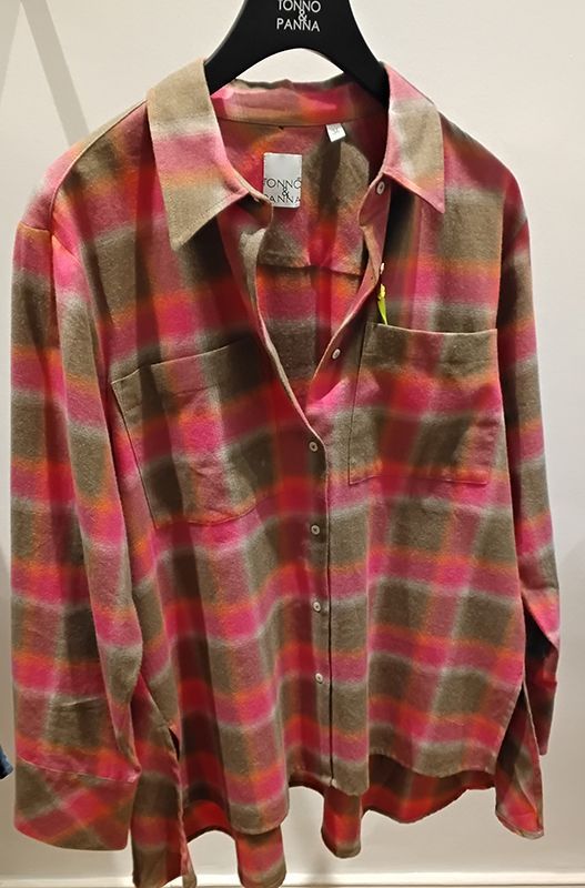 Rosa-braun kariertes Button-Down-Hemd an einem schwarzen Kleiderbügel.