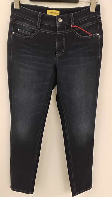 Dunkelblaue Jeans mit rotem Taschenbesatz hängen auf einem Kleiderbügel.