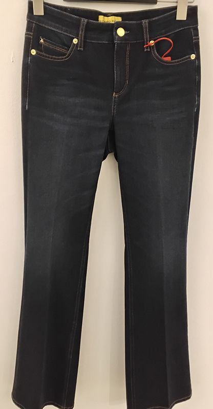 Dunkelblaue Jeans mit leicht ausgestelltem Bein; goldfarbene Beschläge.