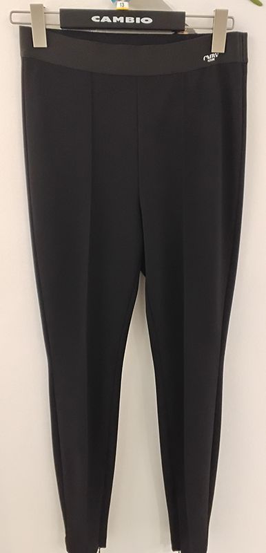Eine schwarze Cambio-Hose hängt an einem Kleiderbügel.