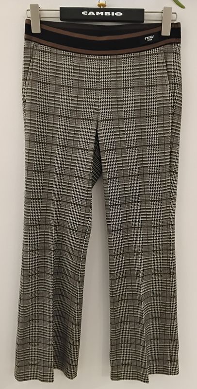 Karierte Hose mit schwarz-braun gestreiftem Bund, die an einem Kleiderbügel hängt.