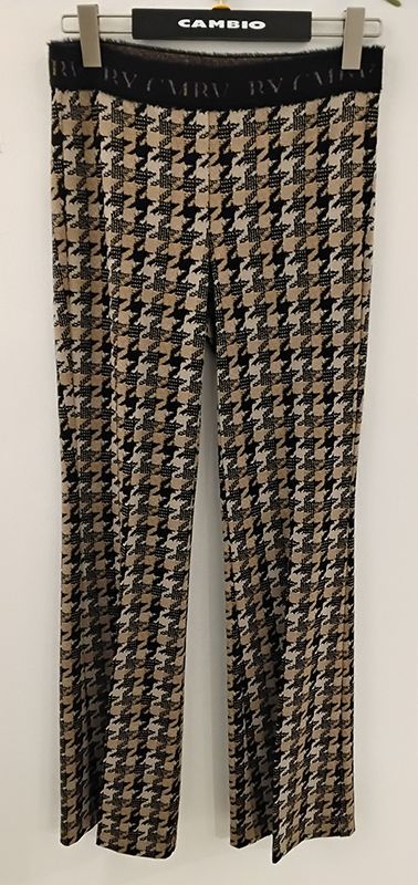 Hose mit Hahnentrittmuster hängt an einem Kleiderbügel. Schwarz-braunes Muster mit schwarzem Bund.