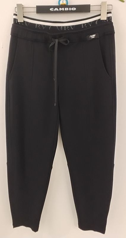 Schwarze, knöchellange Jogginghose mit Kordelzug und gestreiftem Bund hängt an einem Kleiderbügel.