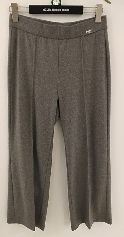 Graue Damen-Caprihose hängt an einem Kleiderbügel, auf dem ein Markenname steht.