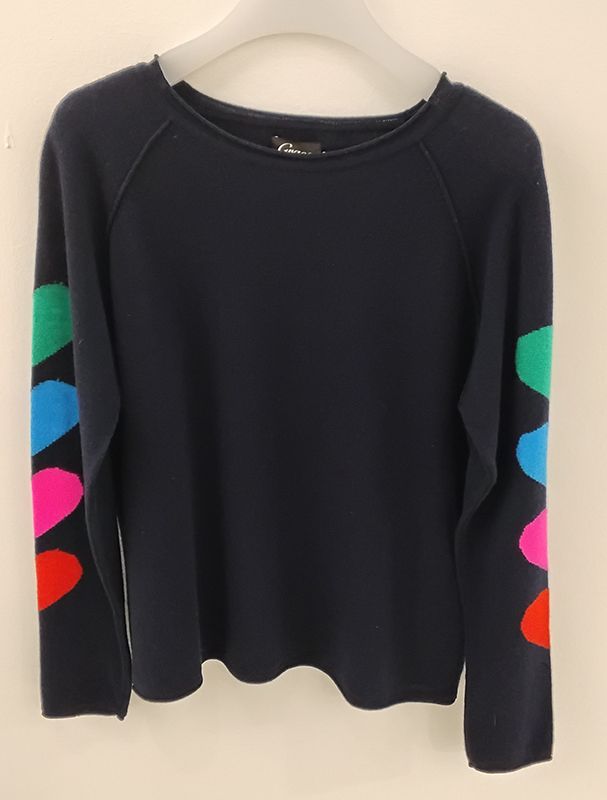 Marineblauer Pullover mit bunten herzförmigen Mustern auf beiden Ärmeln.