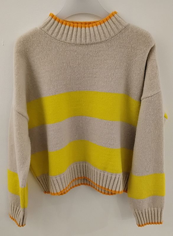 Beige-gelb gestreifter Pullover mit geripptem Kragen und Bündchen, hängt auf einem Kleiderbügel.
