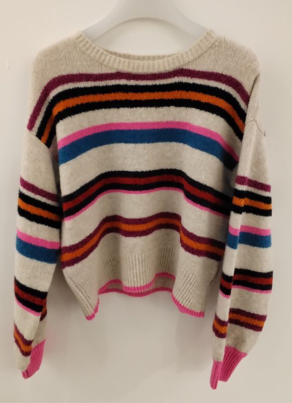 Cremefarbener Pullover mit horizontalen Streifen in mehreren Farben.