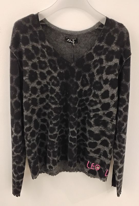 Grauer Pullover mit Leopardenmuster, V-Ausschnitt und rosafarbenem „LEO“-Schriftzug.