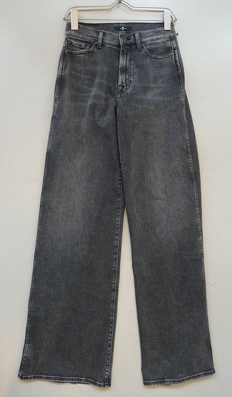 Graue Jeans mit weitem Bein, die auf einem weißen Kleiderbügel vor weißem Hintergrund hängen.