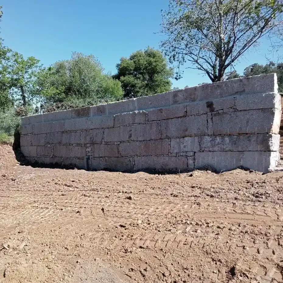 Un muro de contención de bloques 