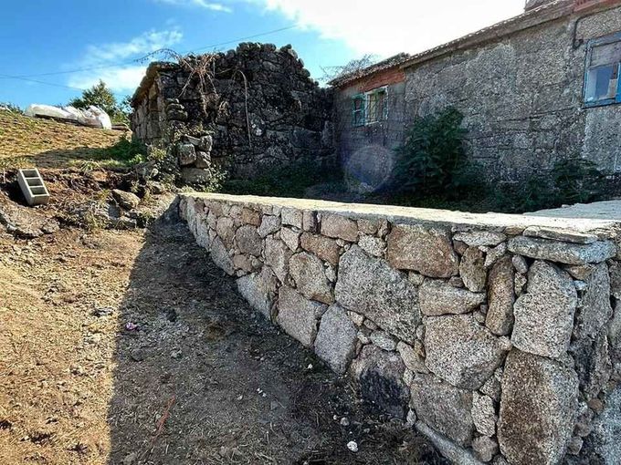 Un muro de contención de piedra