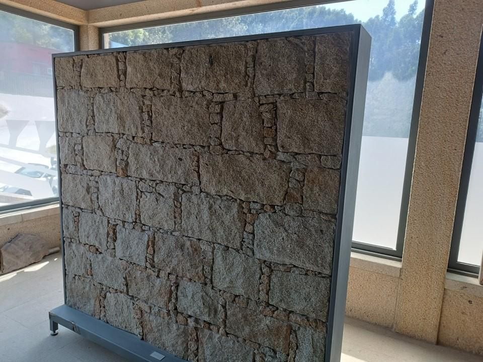 Un panel de exposición de piedra 