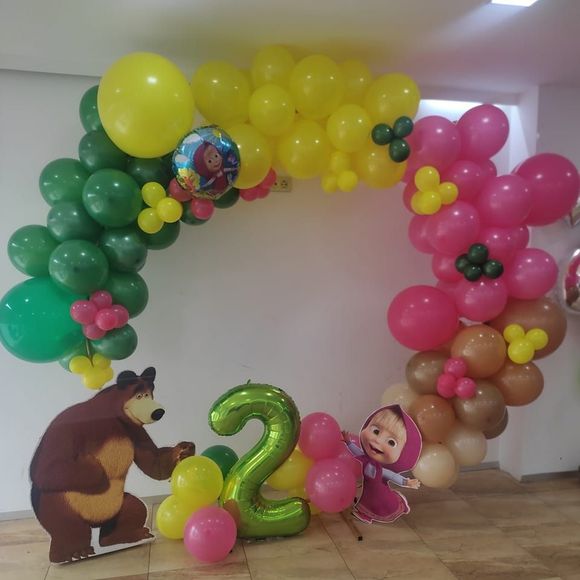 Arco de globos con temática de “Masha y el oso”; un oso recortado y Masha, número 2.