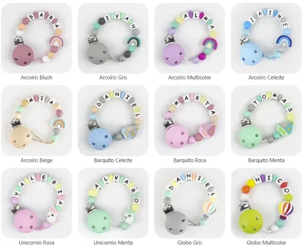 Doce clips para chupetes con nombres escritos con cuentas de letras, arcoíris y detalles de animales.