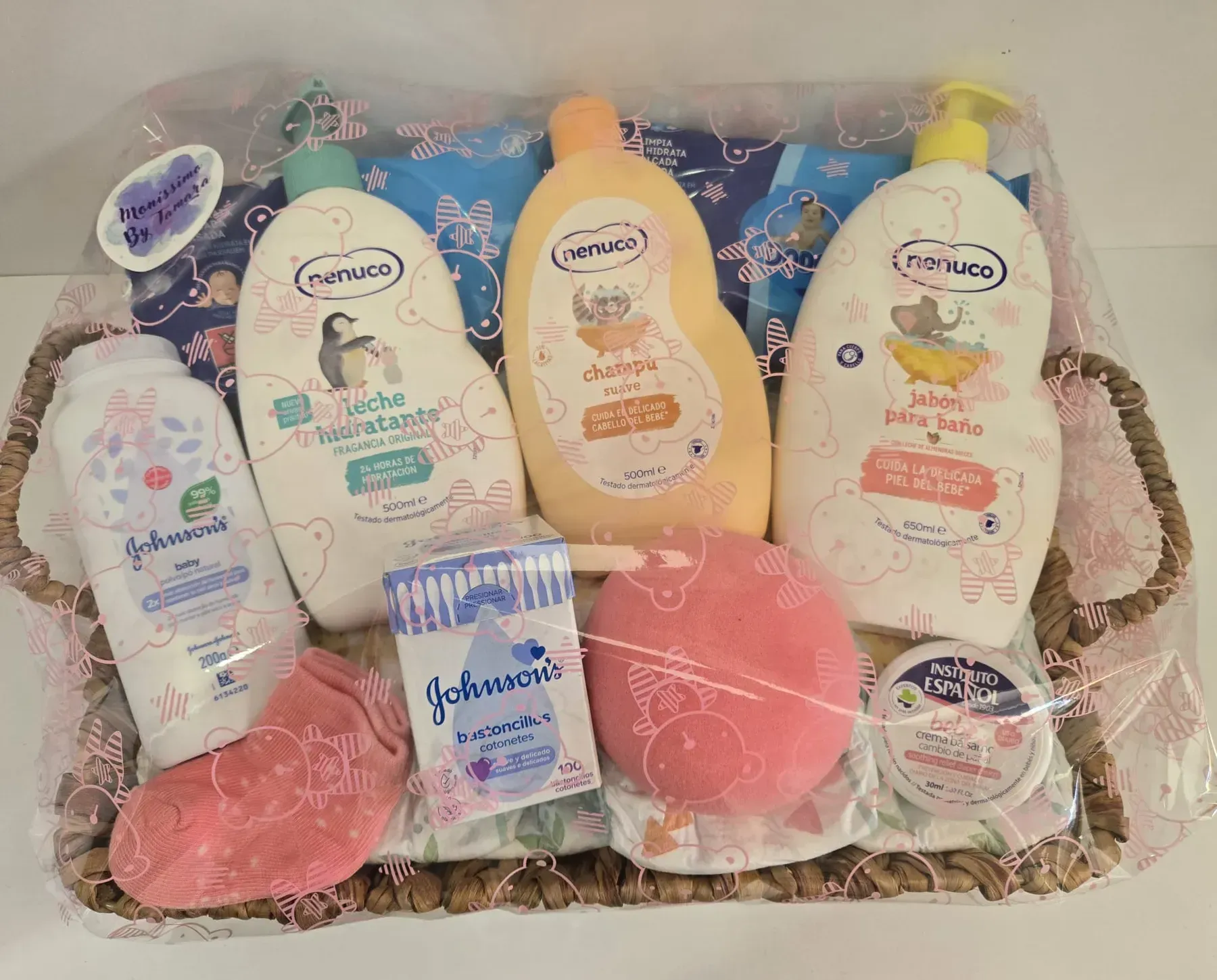 Arco de globos con temática de “Masha y el oso”; un oso recortado y Masha, número 2.