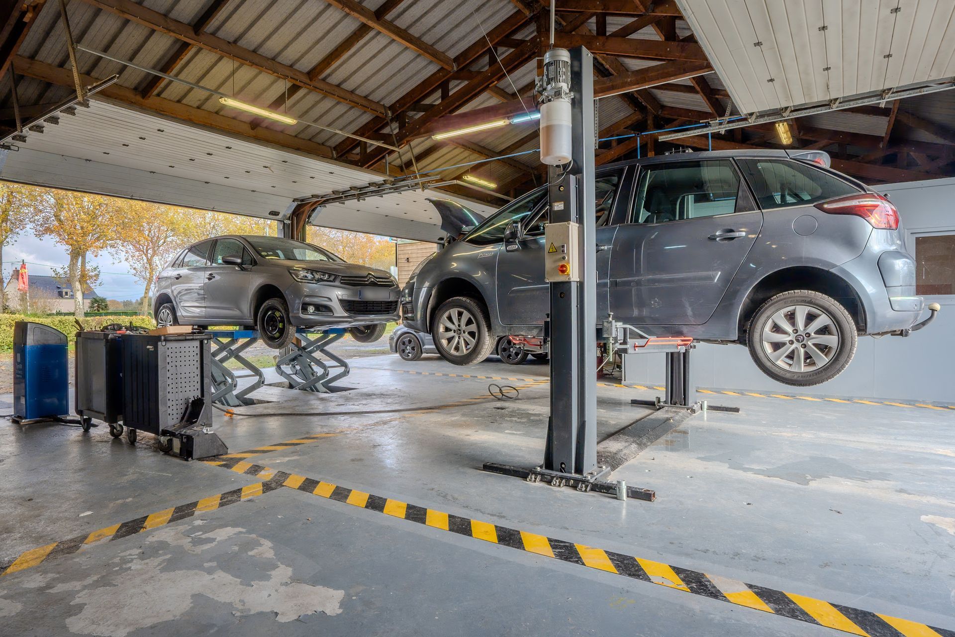 Deux voitures sur des ponts élévateurs