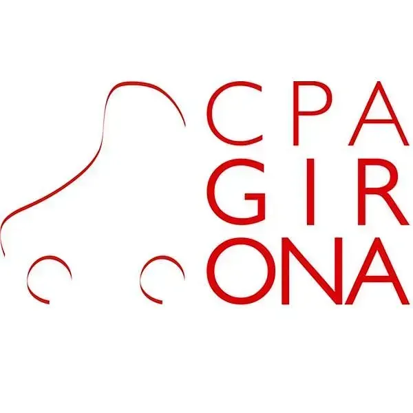 Logotipo rojo del CPA Girona con contorno estilizado de patín.