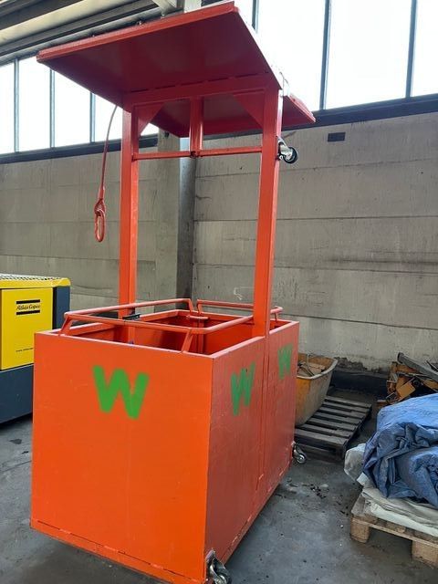 Ein orangener Personenkorb