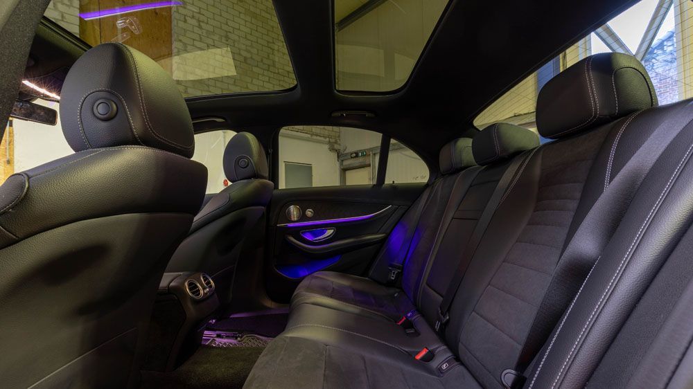 Der Rücksitz eines Autos mit Schiebedach.