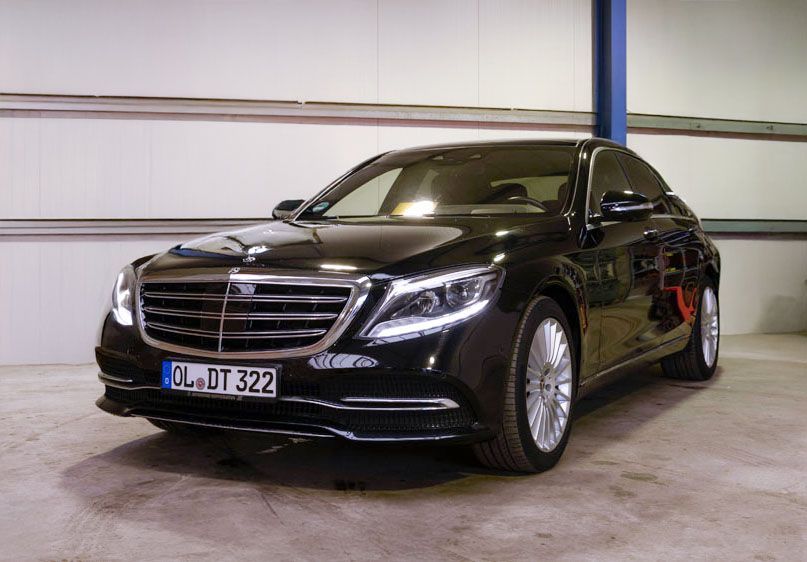 Ein schwarzer Mercedes Benz steht in einer Garage.