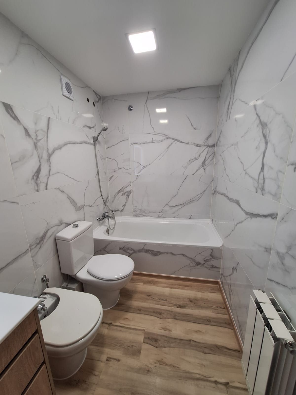 Un baño con inodoro, lavabo y bañera.