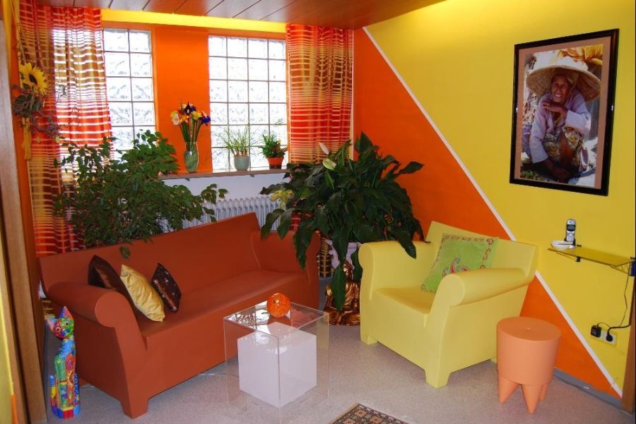 Bunte Räumlichkeiten der Praxis Hein