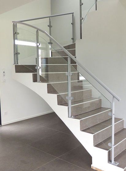 Garde-corps en aluminium et verre sur un escalier