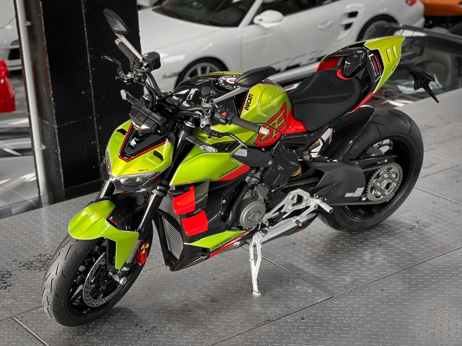 Moto sport vert citron et noire