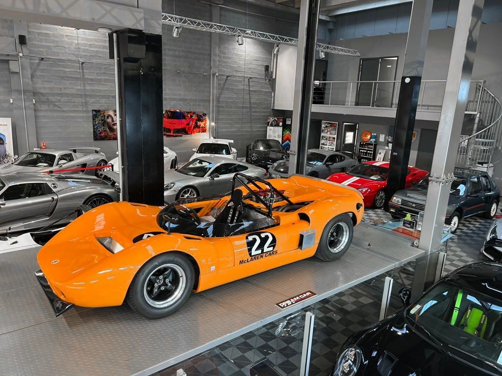 Voiture de course vintage orange vif