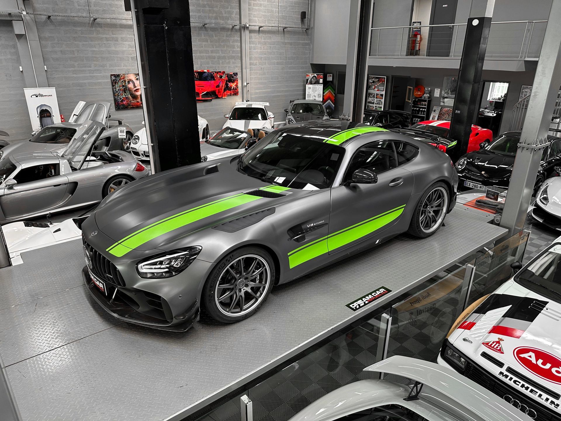 Voiture de sport grise