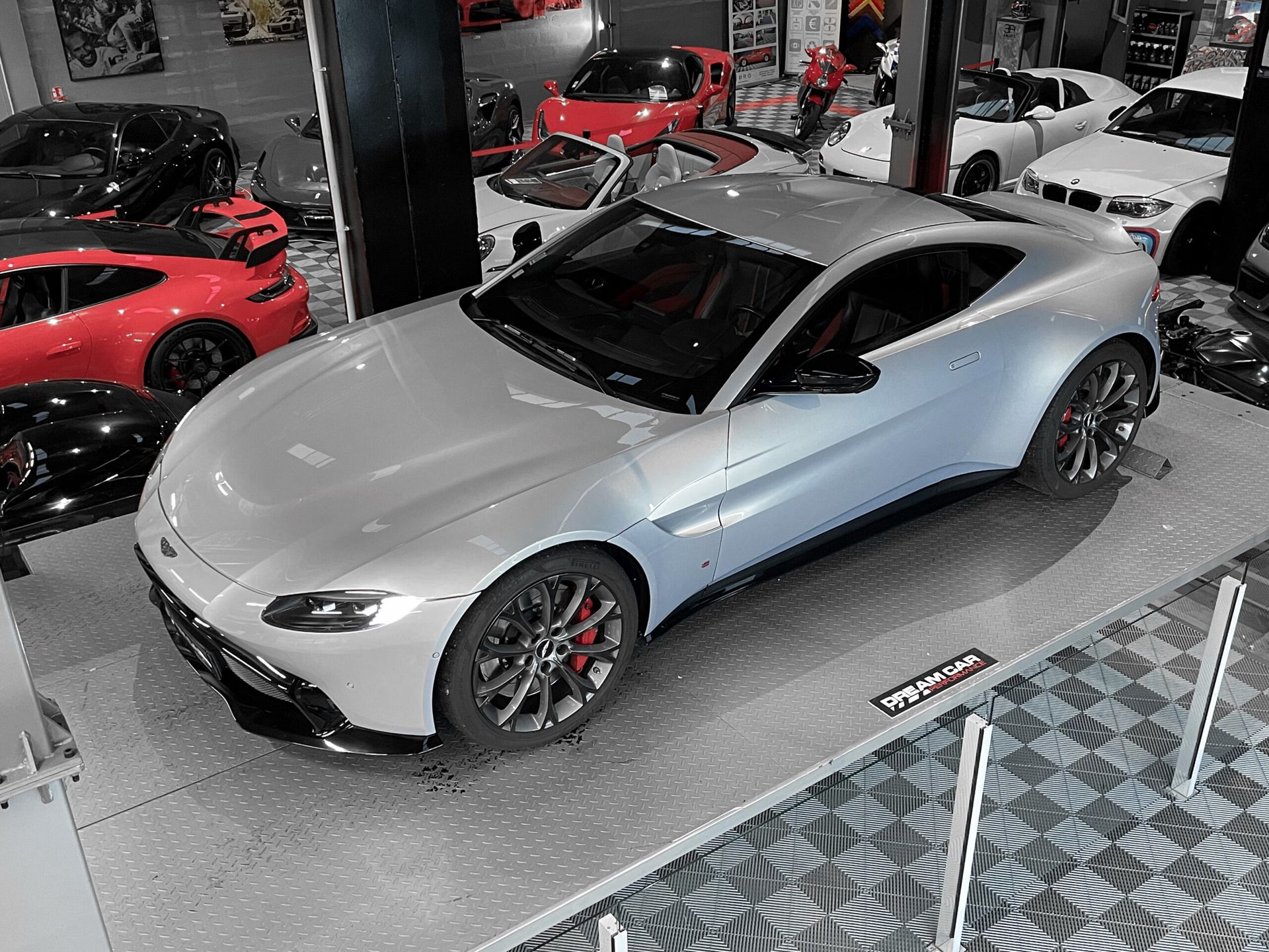 Aston Martin Vantage argentée