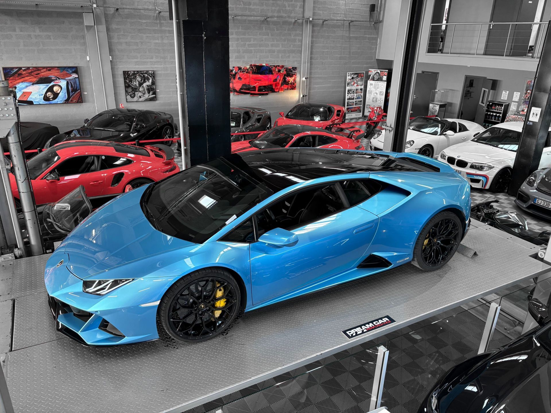 Lamborghini bleu vif