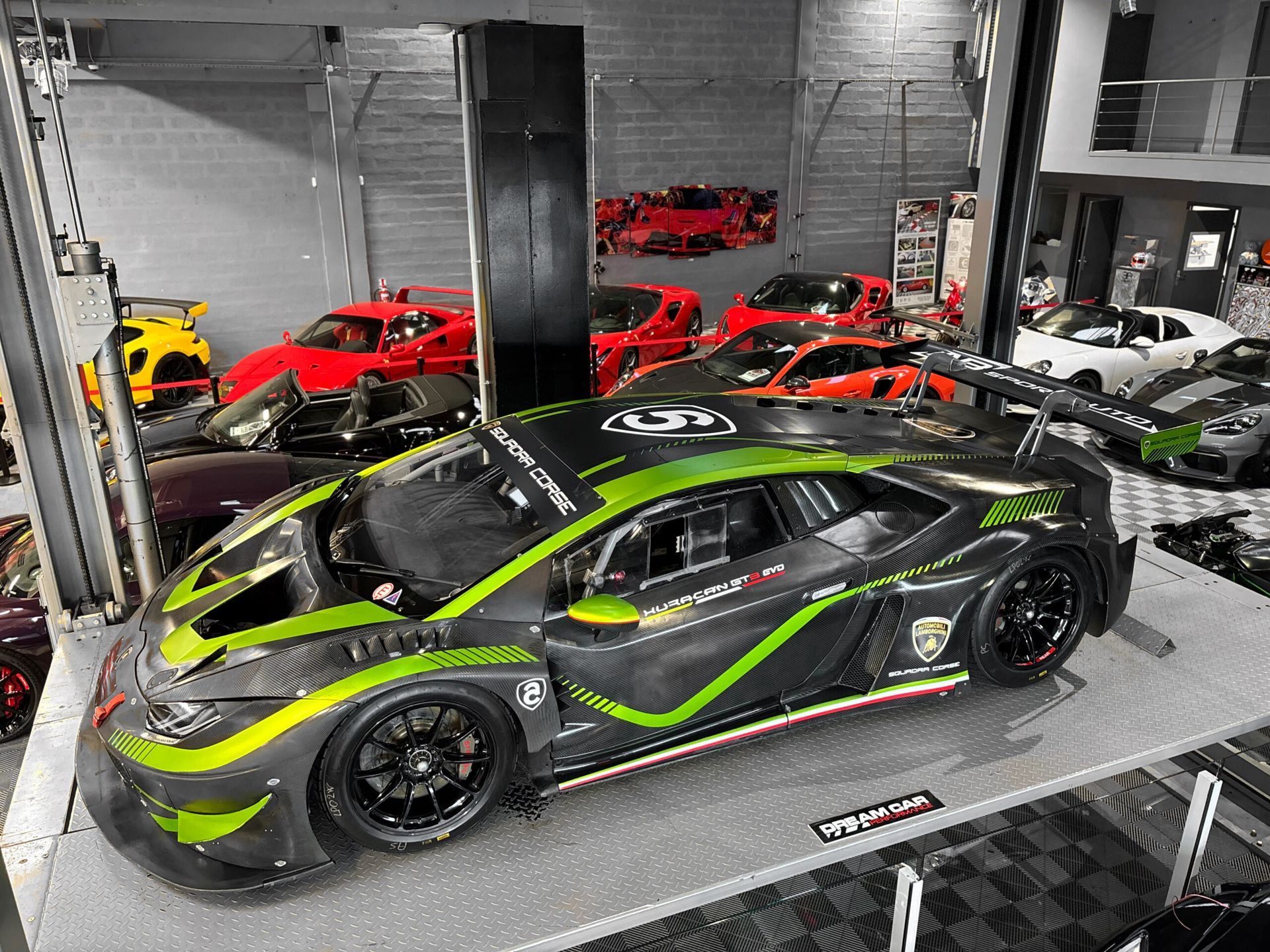 Lamborghini de course noire et vert citron