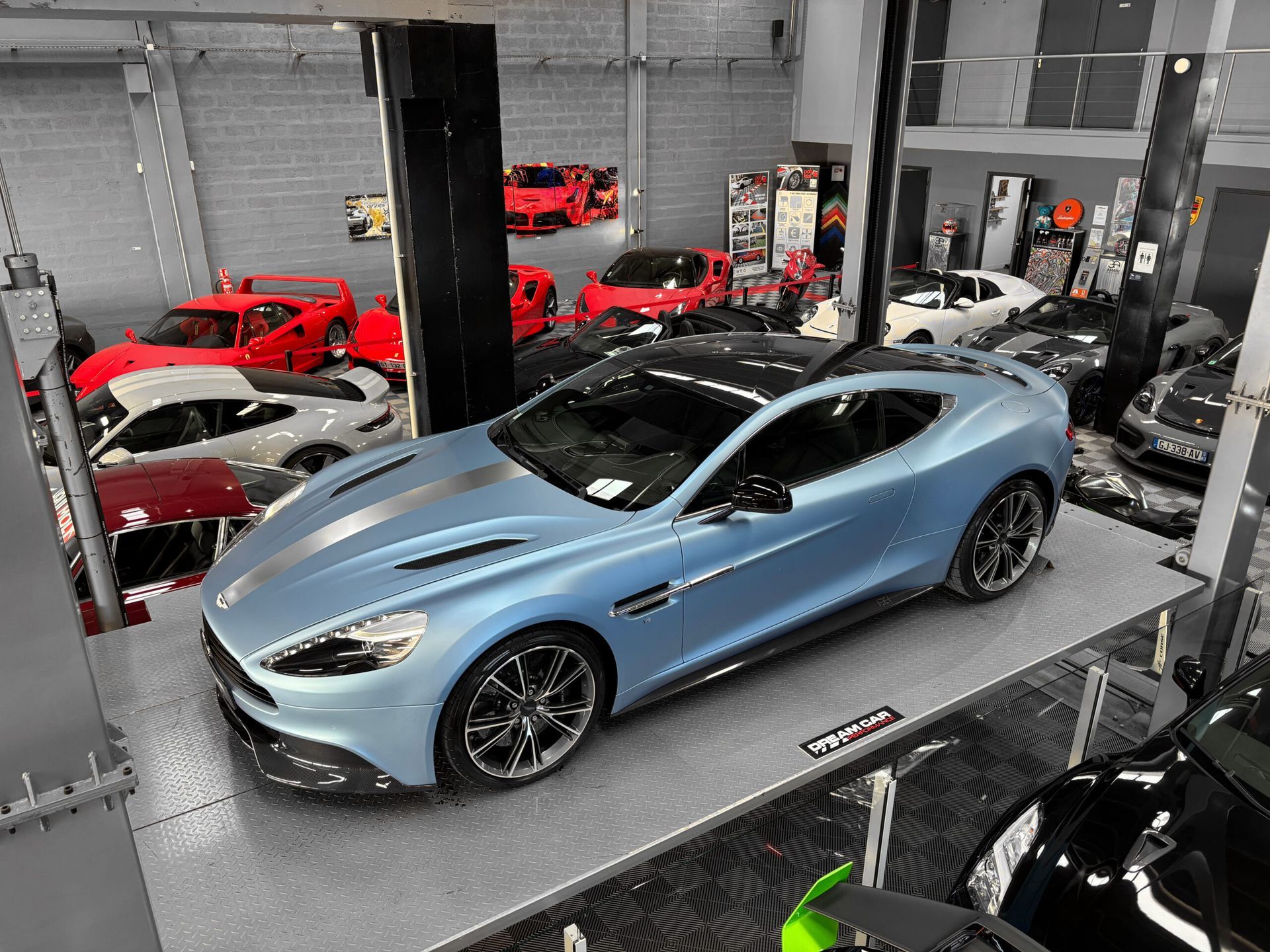 Aston Martin bleu clair