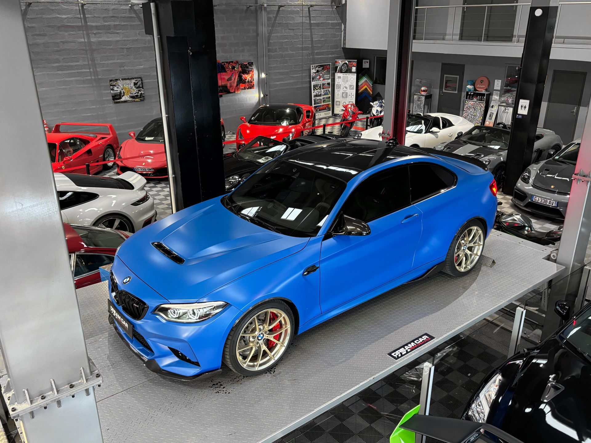 BMW M2 bleu vif