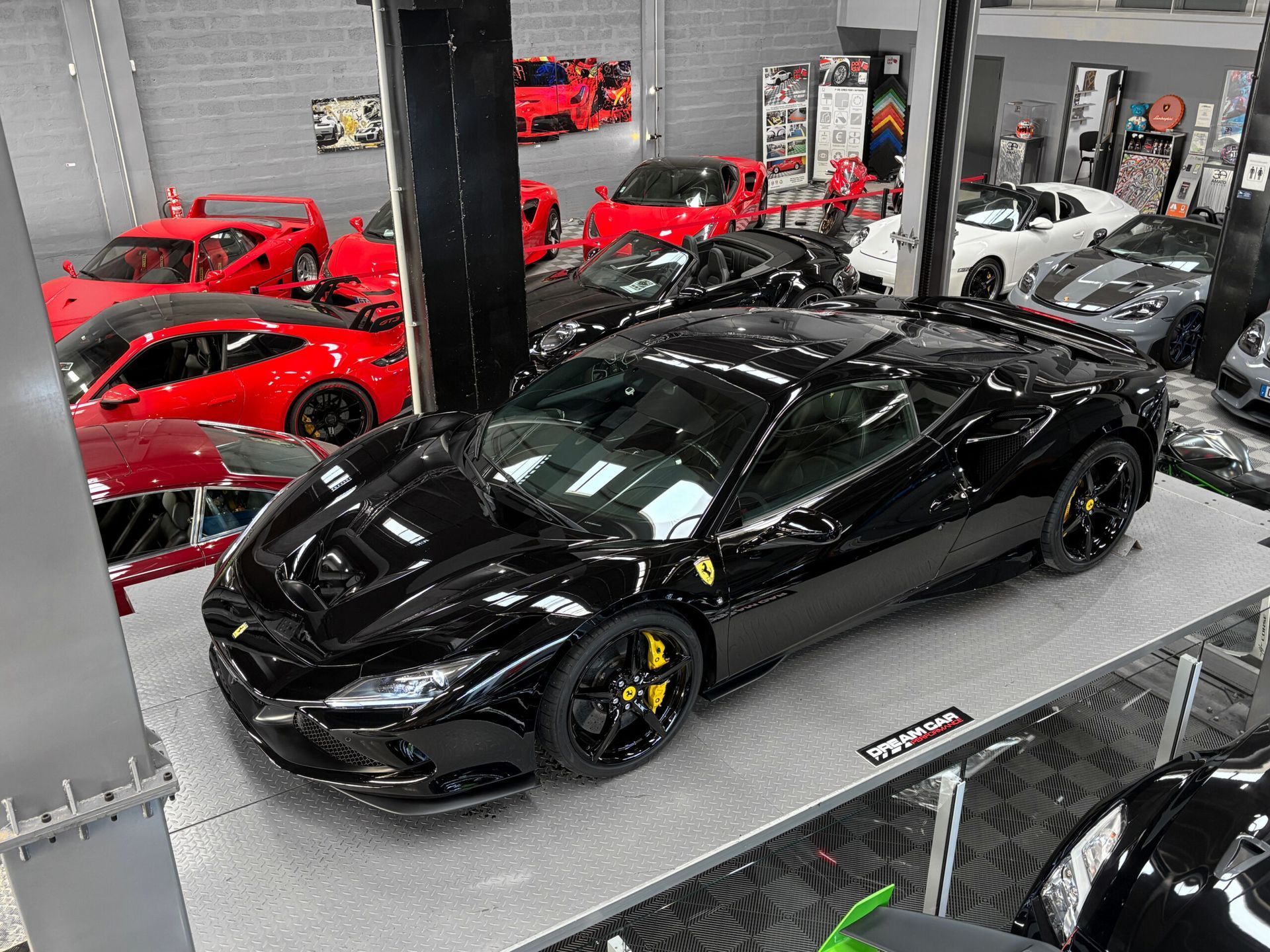 Garage exposant plusieurs voitures de sport de luxe