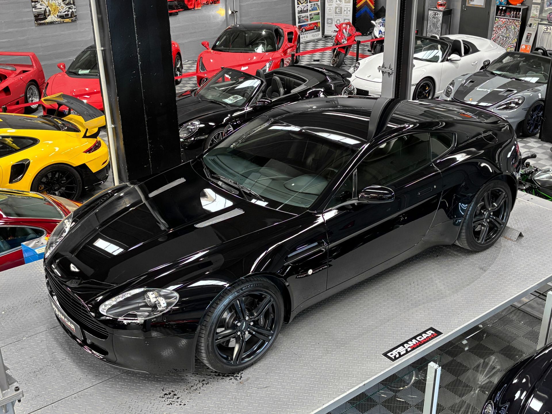 Aston Martin noir