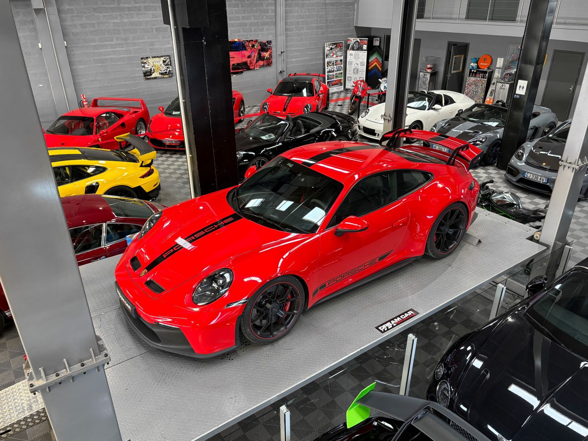Voiture de sport rouge vif