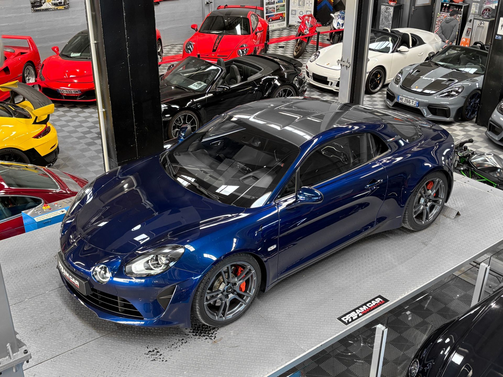 Voiture de sport Alpine A110 bleu métallisé